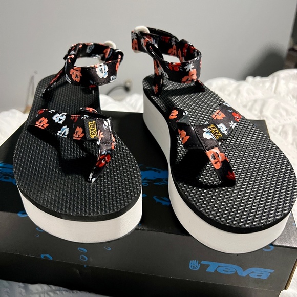 New Teva Black Floral Platform Sandals - Picture 7 of 8
